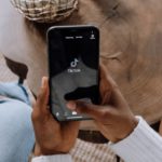 Zdjęcie okładkowe wpisu: Zakaz TikToka w USA – czy TikTok to „cyfrowy crack”?