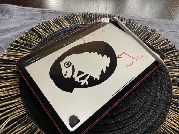 Widok na iPad 10. generacji z wyświetlonym czarno-białym obrazkiem przedstawiającym dinozaura. Na tablecie leży Apple Pencil.
