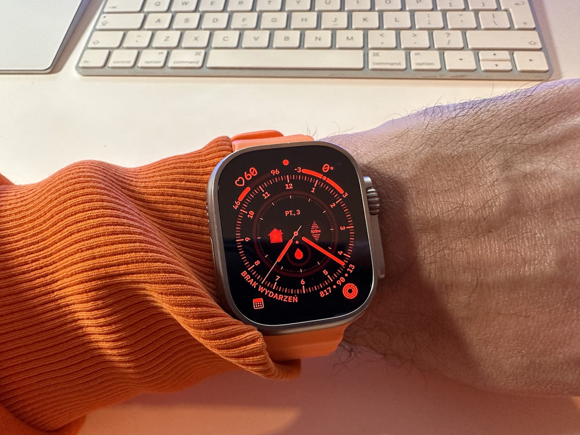 Zdjęcie okładkowe wpisu Tipsy dla Apple Watch – Jak skonfigurować cogodzinne alerty dźwiękowe lub haptyczne?