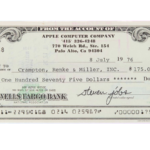 Zdjęcie okładkowe wpisu: Czek podpisany przez Steve’a Jobsa sprzedany za ponad 100 000 USD