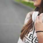 Zdjęcie okładkowe wpisu: Słuchawki bezprzewodowe, douszne, dokanałowe, nauszne… – jak wybrać?