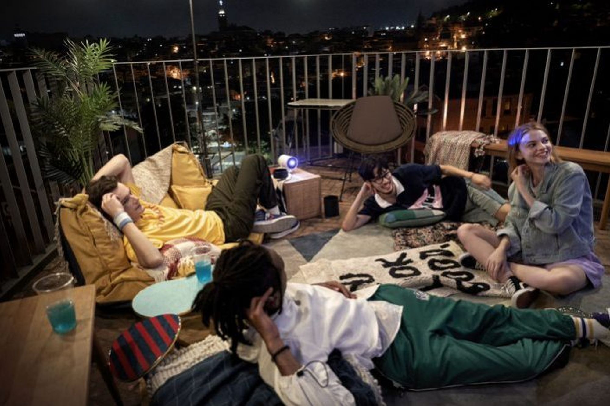 Zdjęcie okładkowe wpisu Wakacyjne kino pod chmurką? Samsung proponuje The Freestyle i The Terrace