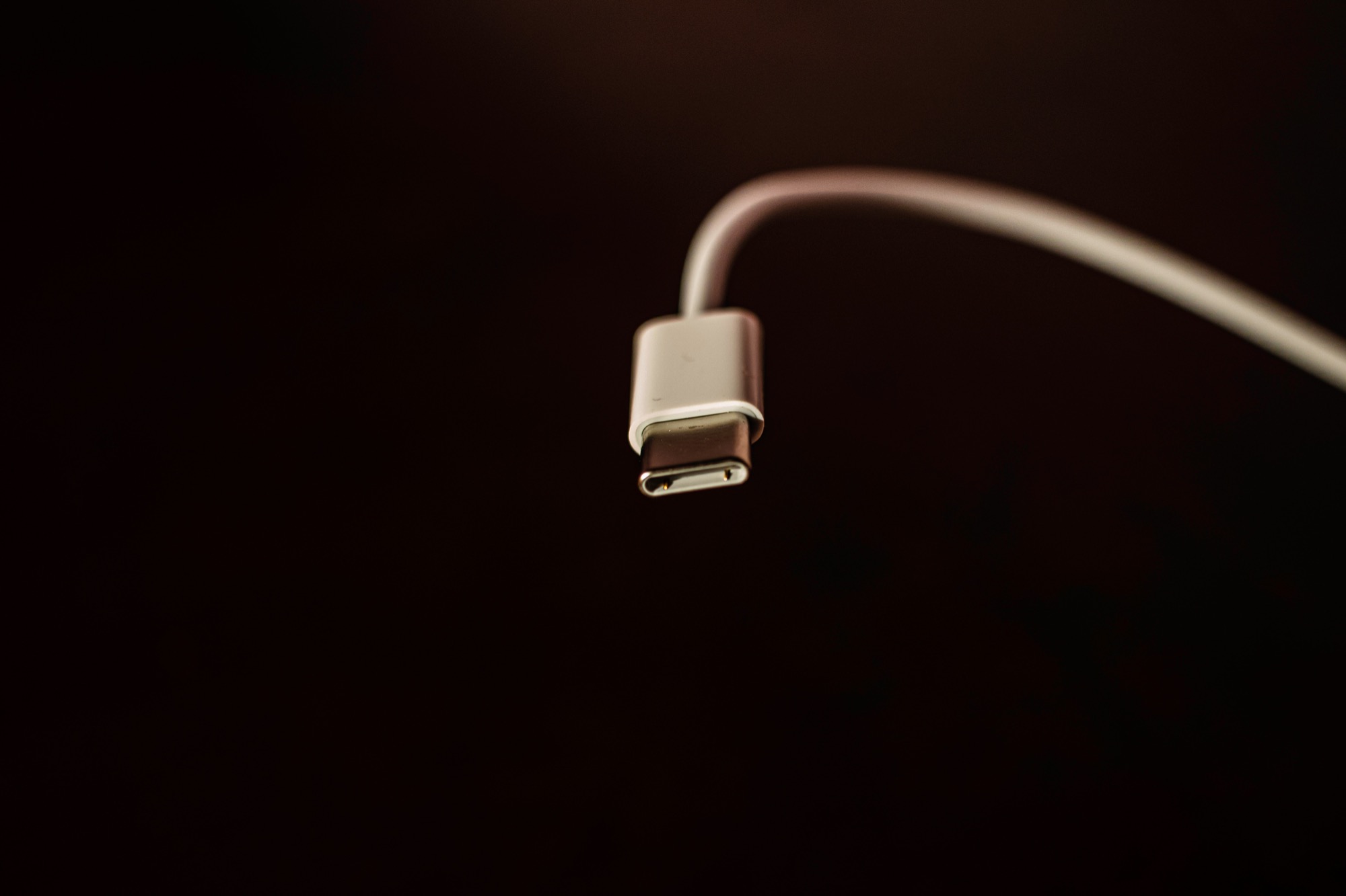 Zdjęcie okładkowe wpisu iPhone 15: Wolniejszy lub sprzedawany osobno przewód USB-C