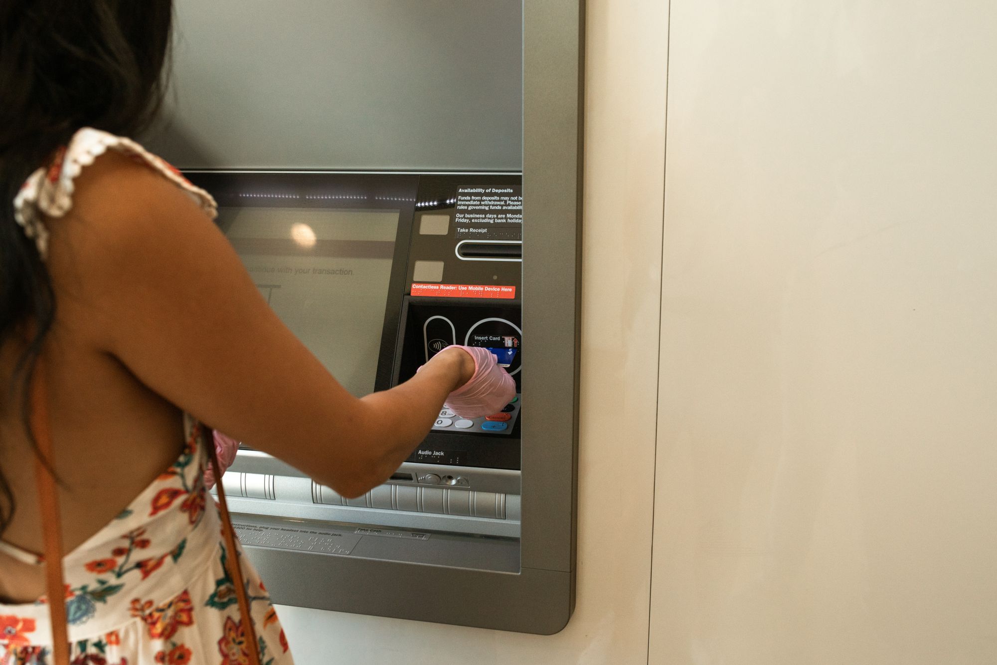 Zdjęcie okładkowe wpisu Możliwe, że korzystanie z bankomatów będzie droższe – powodem koszty wymaganych zabezpieczeń