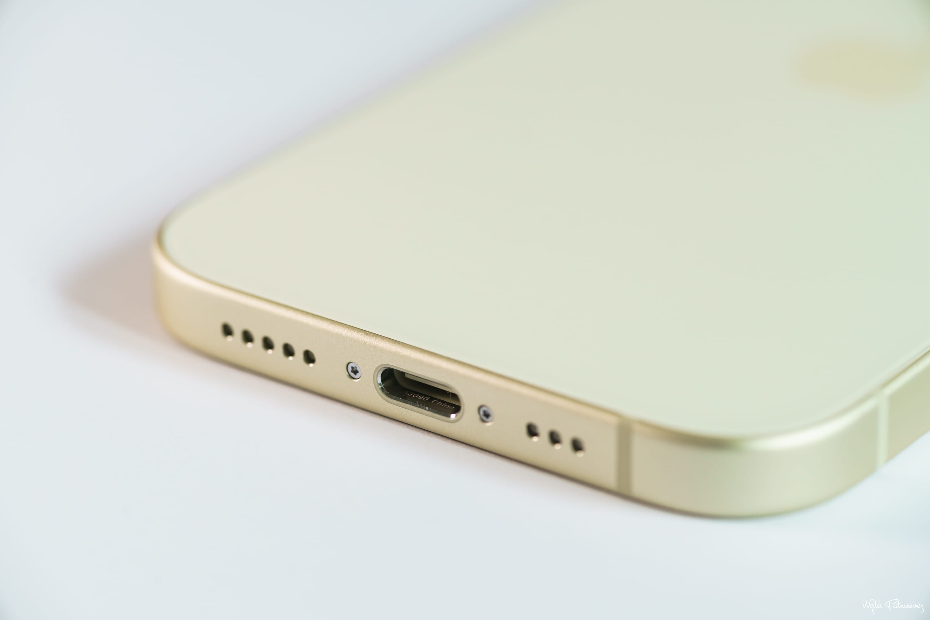 Zdjęcie okładkowe wpisu Kuo: Apple poprawi mikrofony w iPhone’ach 16