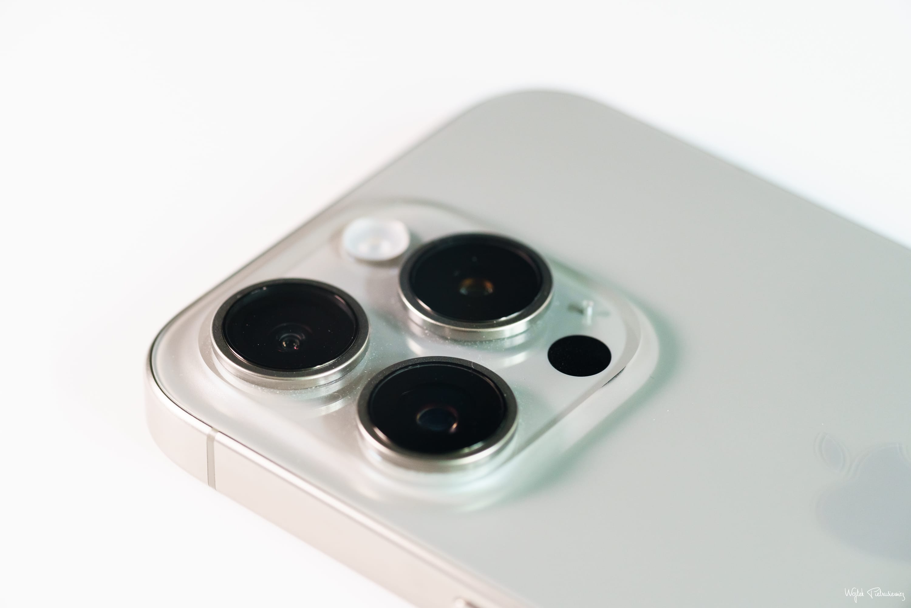 Zdjęcie okładkowe wpisu iPhone 16 Pro z ultraszerokokątnym aparatem 48 MP?