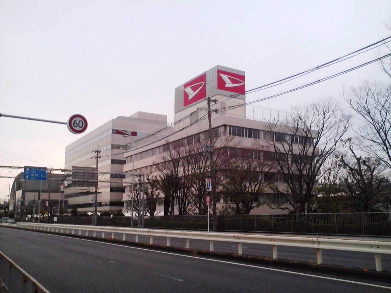 Zdjęcie okładkowe wpisu Daihatsu, japońska marka należąca do Toyoty, fałszowała wyniki testów bezpieczeństwa; latami