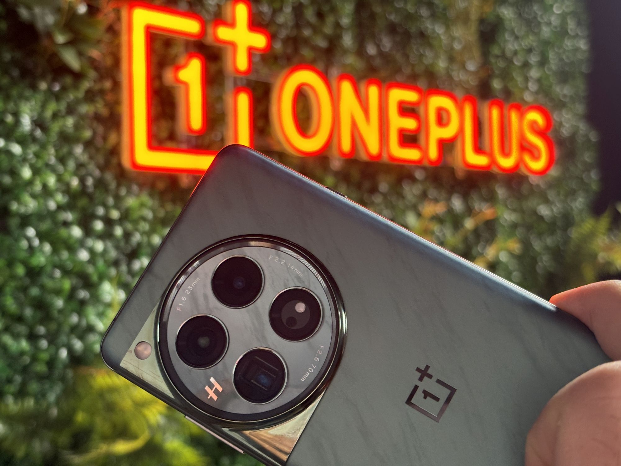 Zdjęcie okładkowe wpisu OnePlus 12 – mocny sprzęt z dobrą optyką – pierwsze wrażenia