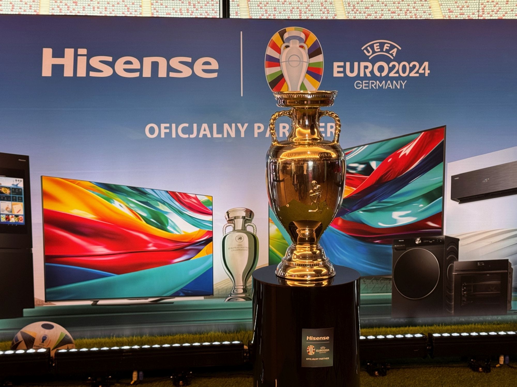Zdjęcie okładkowe wpisu Hisense pokazuje oficjalny Puchar UEFA Euro 2024 i kierunek w jakim firma chce iść