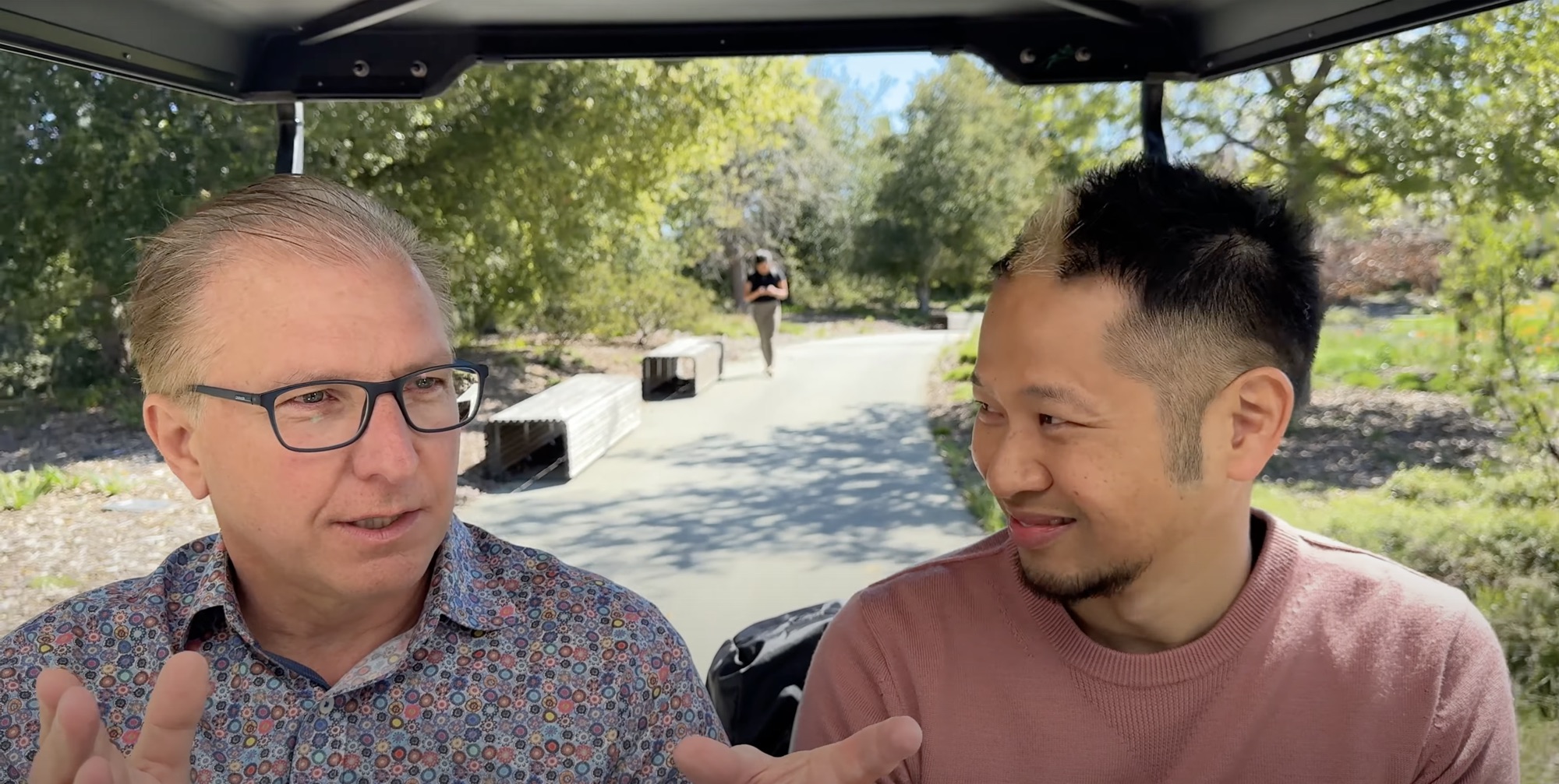 Zdjęcie okładkowe wpisu Kierownictwo Apple rozmawia o iPhonie, jadąc wózkiem golfowym