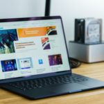 Zdjęcie okładkowe wpisu: MacBook Air 15” (early 2024) z M3 – benchmarki w Final Cut Pro, Lightroom, MacWhisper i innych