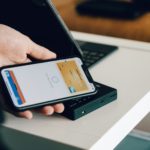 Zdjęcie okładkowe wpisu: Koniec z celowaniem iPhonem w terminal? Nowy standard NFC czterokrotnie zwiększy zasięg