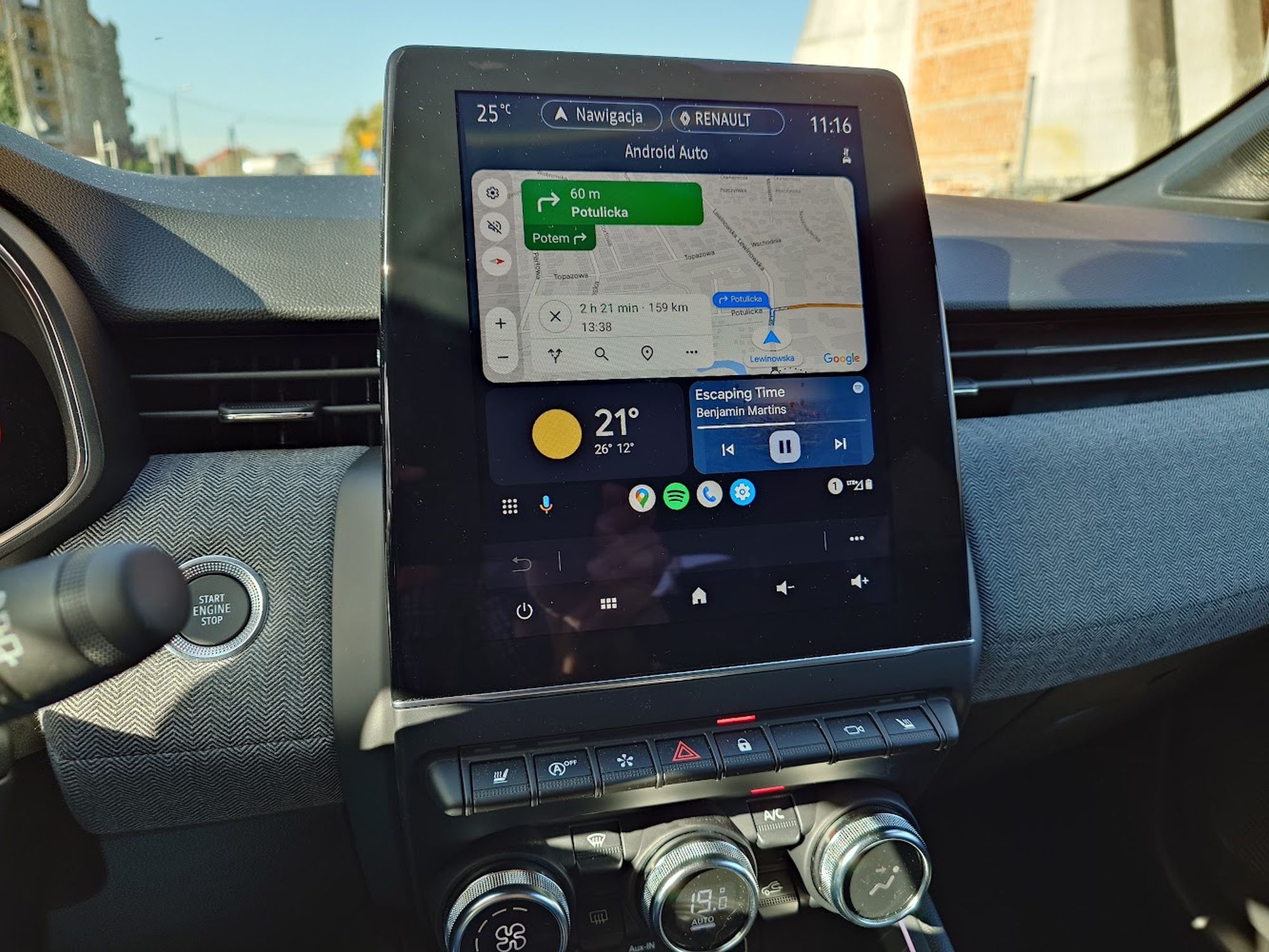 Zdjęcie okładkowe wpisu Android Auto może otrzymać obsługę lokalnych stacji radiowych – a także Gemini Live