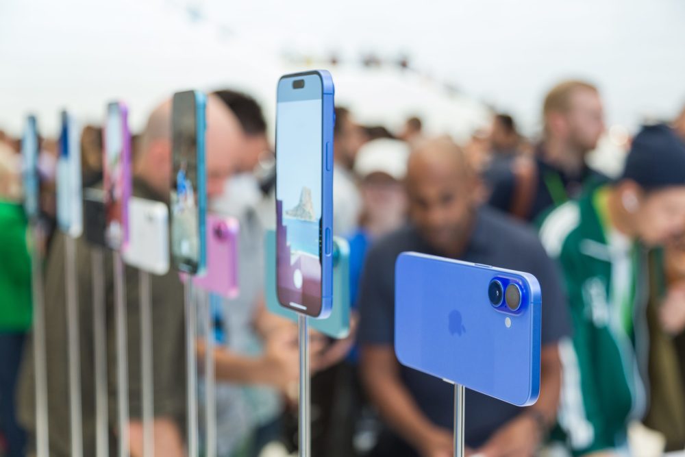 Zdjęcie okładkowe do wpis Całkowicie bezramkowy iPhone 2027 może otrzymać zaawansowaną „pamięć AI” nowej generacji