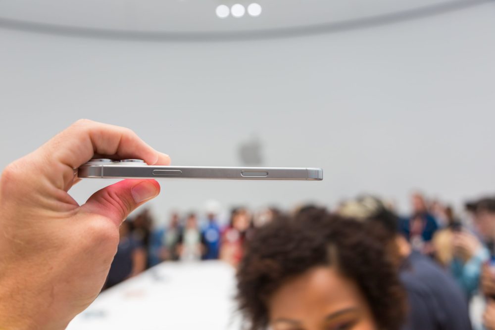 Zdjęcie okładkowe do wpis iPhone Fold z nowym designem – wyciek potwierdza nowy otwór na aparat