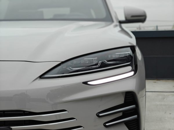 Zdjęcie okładkowe do wpis BYD rzuca wyzwanie Tesli. Nowa bateria ładuje się w&nbsp;czasie krótszym niż przerwa na&nbsp;kawę