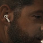 Zdjęcie okładkowe wpisu: Apple promuje funkcję aparatu słuchowego w AirPods Pro 2 w świątecznej reklamie