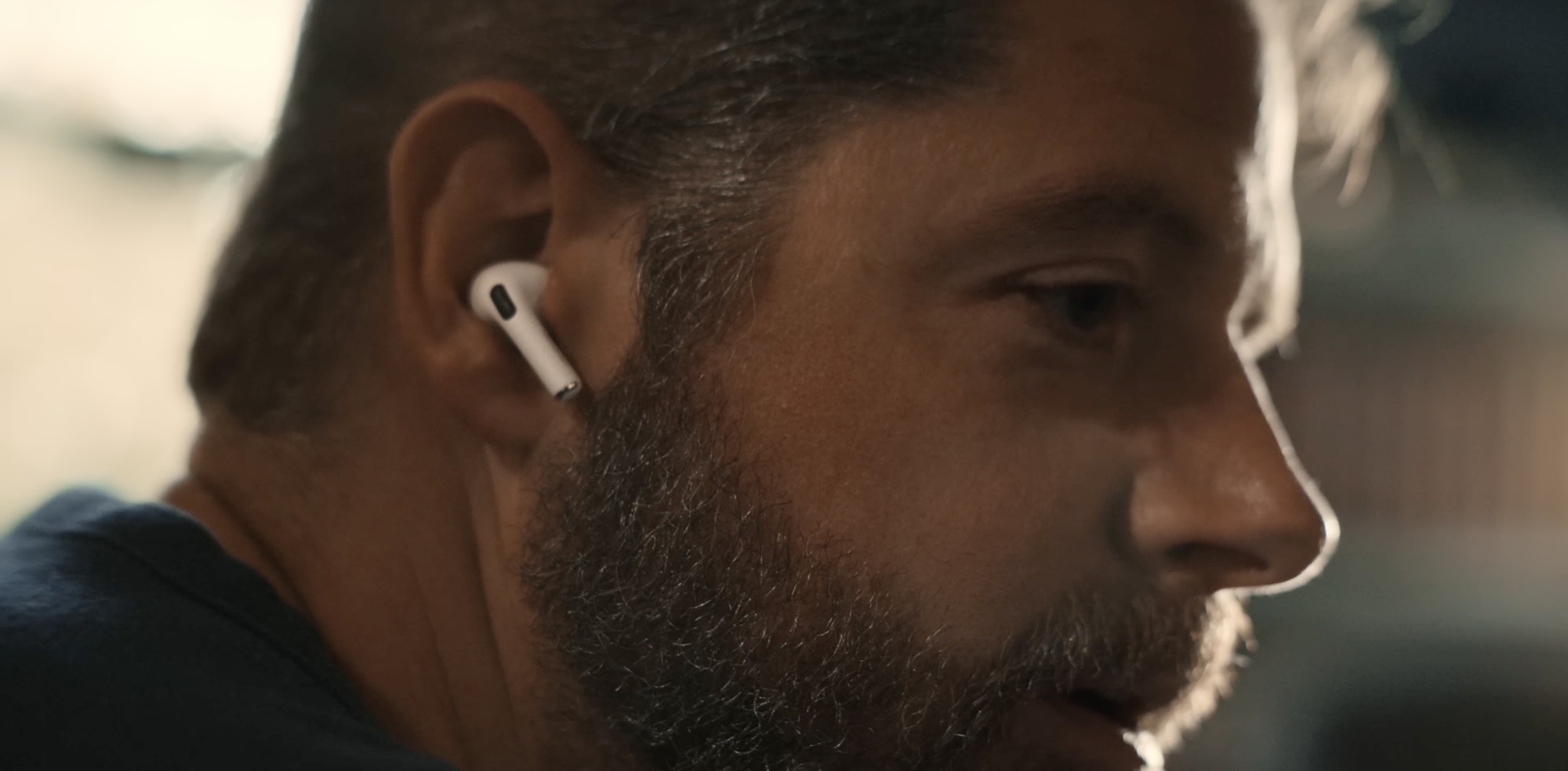 Zdjęcie okładkowe wpisu Apple promuje funkcję aparatu słuchowego w AirPods Pro 2 w świątecznej reklamie