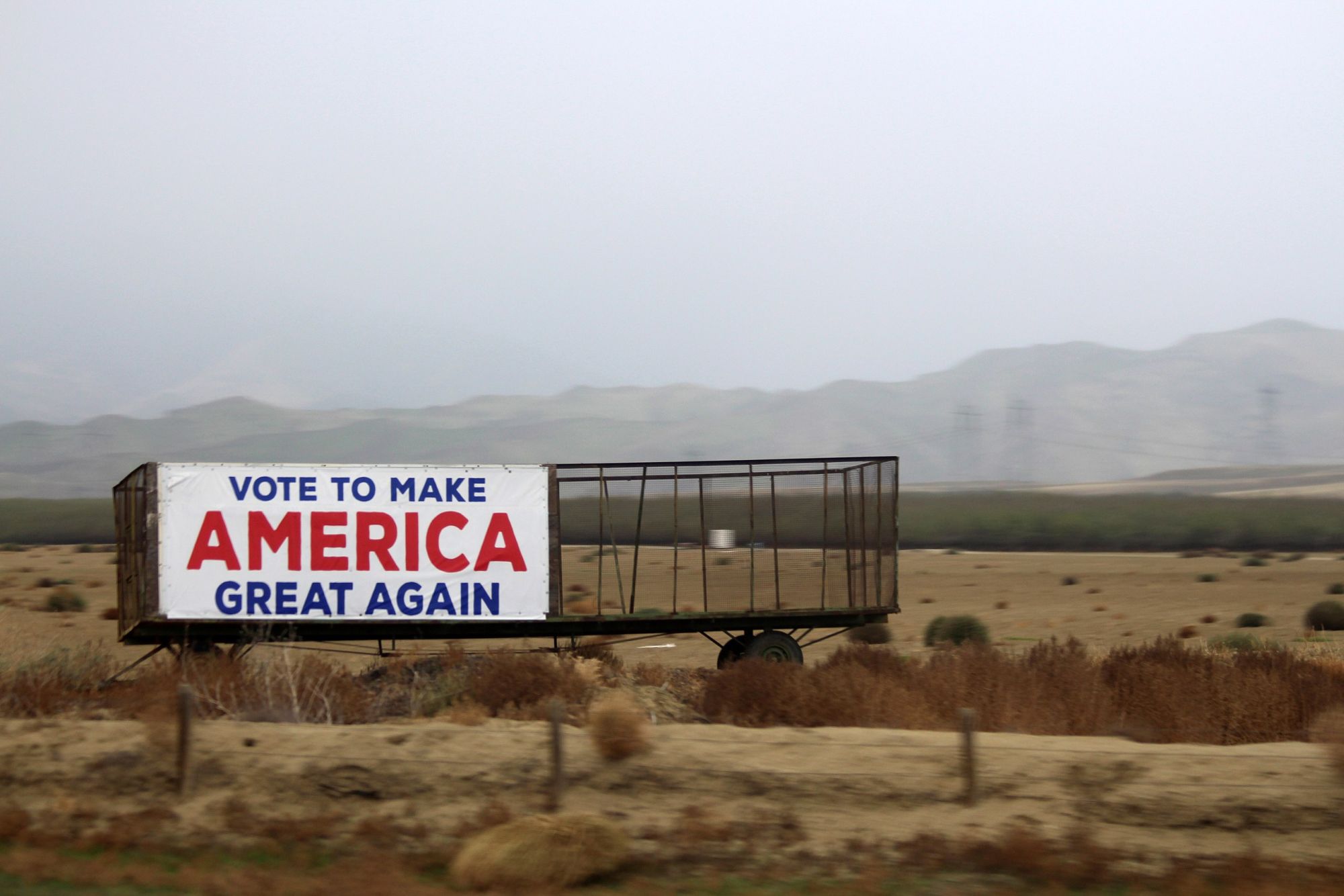 Zdjęcie okładkowe wpisu Make_America_Great_Again_outdoor_banner_on_roadside_in_California