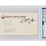 Zdjęcie okładkowe wpisu: Rzadka wizytówka Steve’a Jobsa trafiła na aukcję