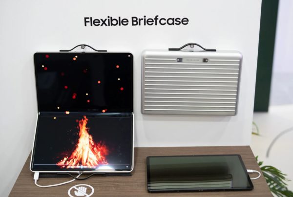 MWC 2025 prototypowy ekran w walizce (źródło: The Verge)