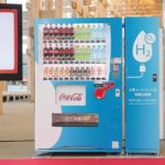 Zdjęcie okładkowe wpisu: Coca-Cola prezentuje pierwszy na świecie automat vendingowy zasilany wodorem na Expo 2025 w Osace