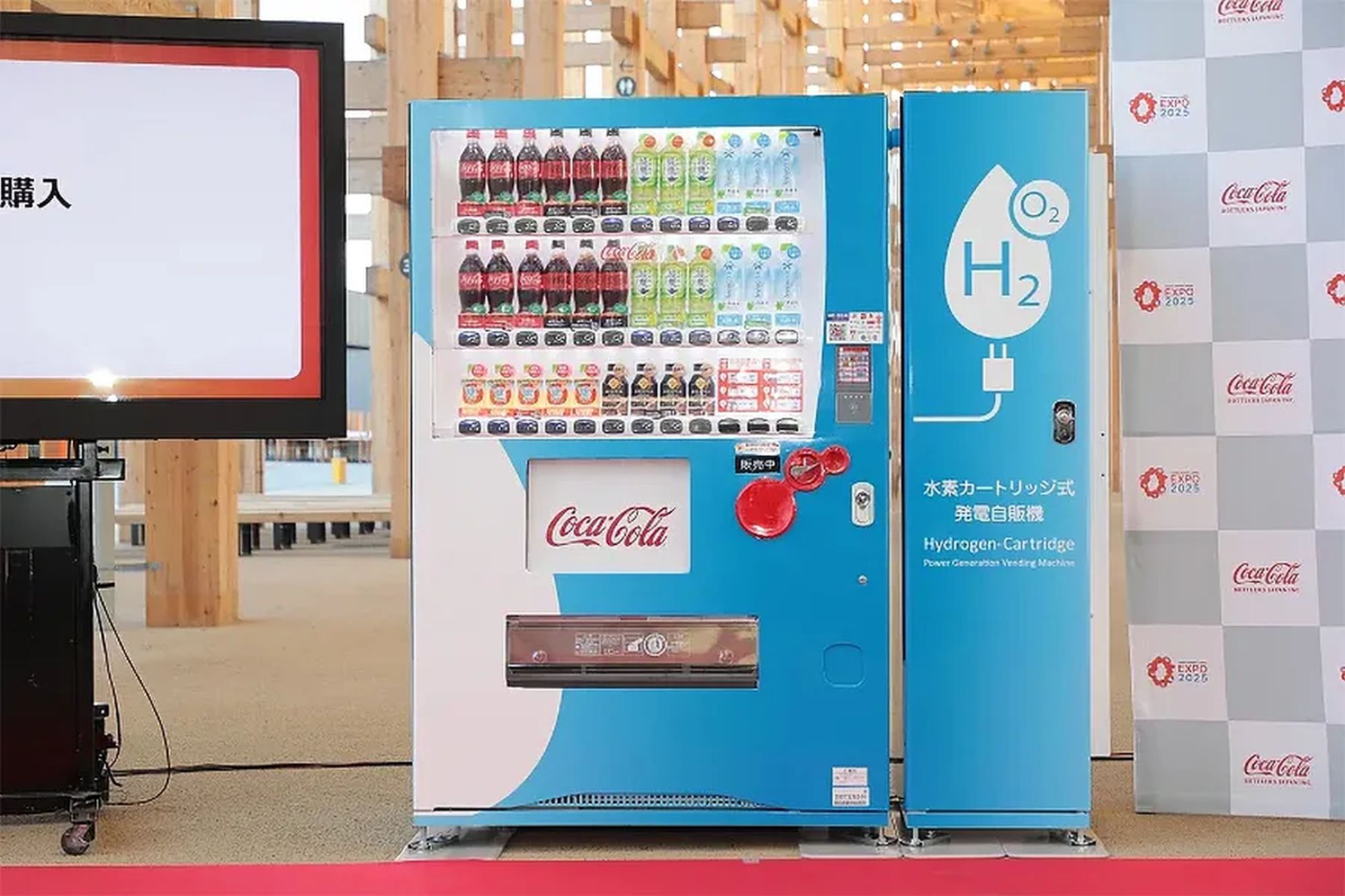 Zdjęcie okładkowe wpisu Coca-Cola prezentuje pierwszy na świecie automat vendingowy zasilany wodorem na Expo 2025 w Osace