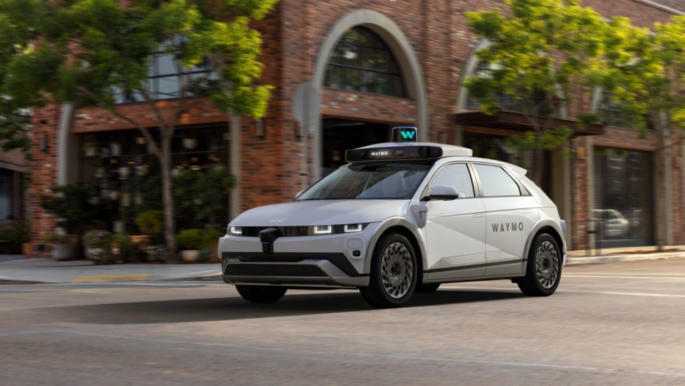 Zdjęcie okładkowe do wpis Autonomiczne taksówki nie&nbsp;radzą sobie z&nbsp;powodzią. Waymo ogłasza akcję serwisową tysięcy pojazdów
