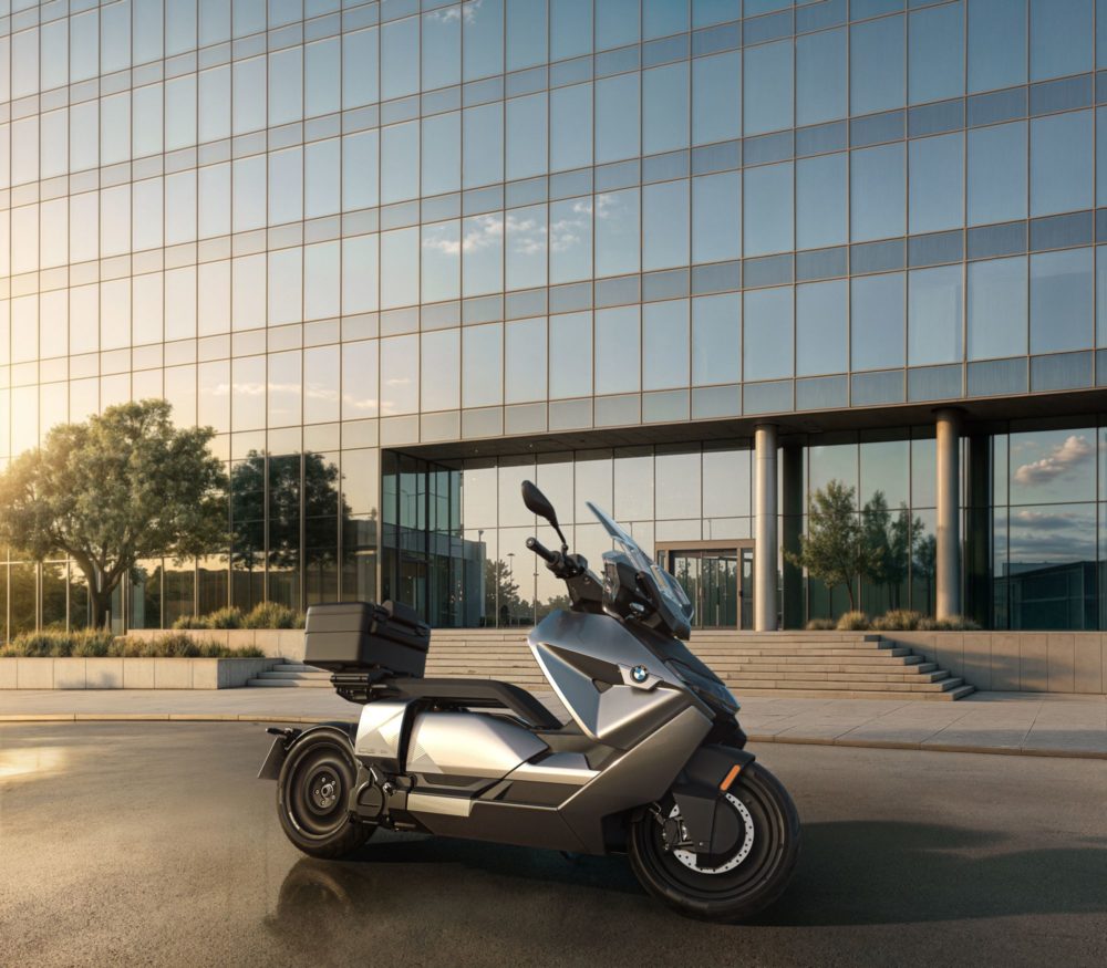 Zdjęcie okładkowe do wpis Nowe BMW CE 04 na 2025 rok. Odświeżone kolory i wyposażenie
