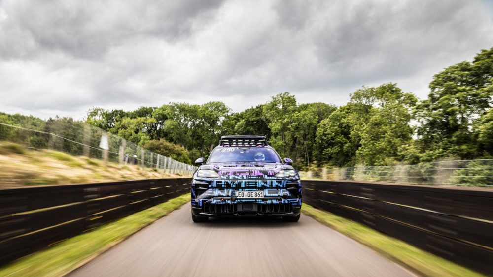 Zdjęcie okładkowe do wpis Elektryczne Porsche Cayenne w testach. Prototyp pobił rekord i holował 3-tonowe auto