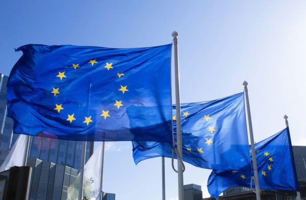 Fot. Alexandre Lallemand / Unsplash, Unia Europejska, flagi UE, UE