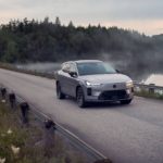 Zdjęcie okładkowe wpisu: Volvo prezentuje XC70. Nowy SUV przejedzie 200 km na prądzie i posłuży jako powerbank [galeria]