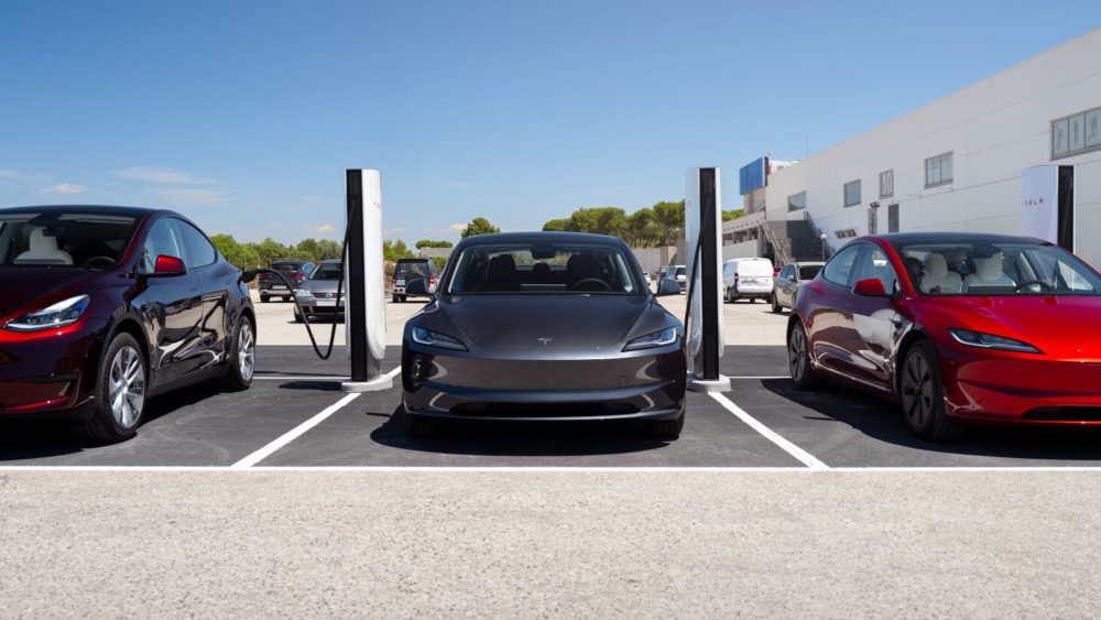 Zdjęcie okładkowe do wpis Tesla uruchomiła w Polsce swoją największą stację ładowania. 24 Superchargery V4 stanęły przy A1