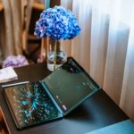 Zdjęcie okładkowe wpisu: Twoja aura w obiektywie technologii. Lenovo łączy sztukę i innowacje na Hotel Warszawa Art Fair