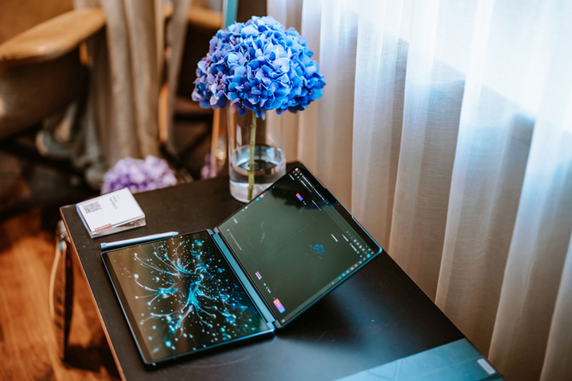 Zdjęcie okładkowe wpisu Twoja aura w obiektywie technologii. Lenovo łączy sztukę i innowacje na Hotel Warszawa Art Fair