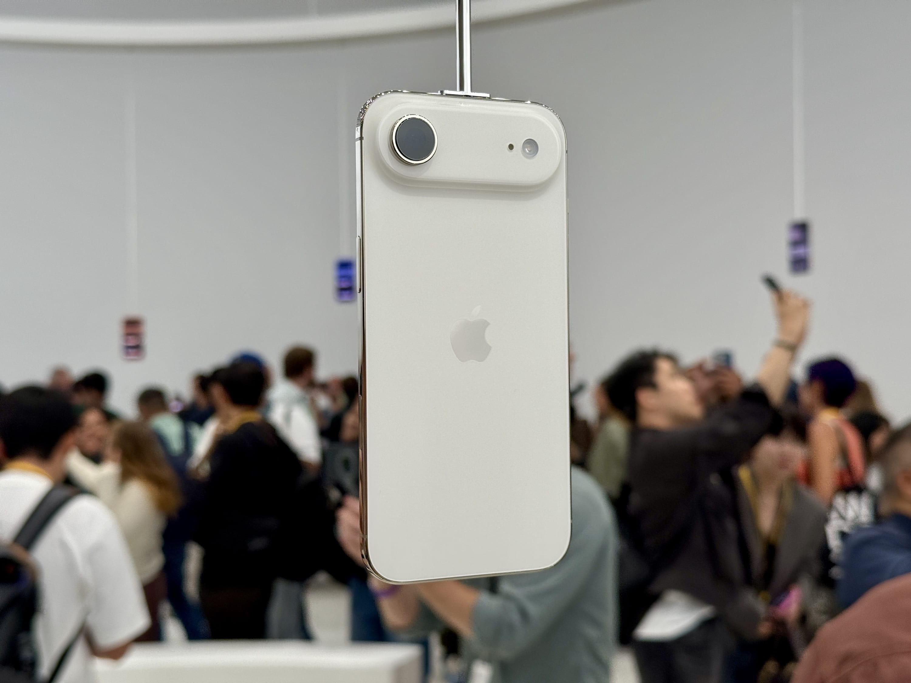 Zdjęcie okładkowe wpisu iPhone Air przeszedł test wytrzymałości – Apple pokazuje odporność na wyginanie