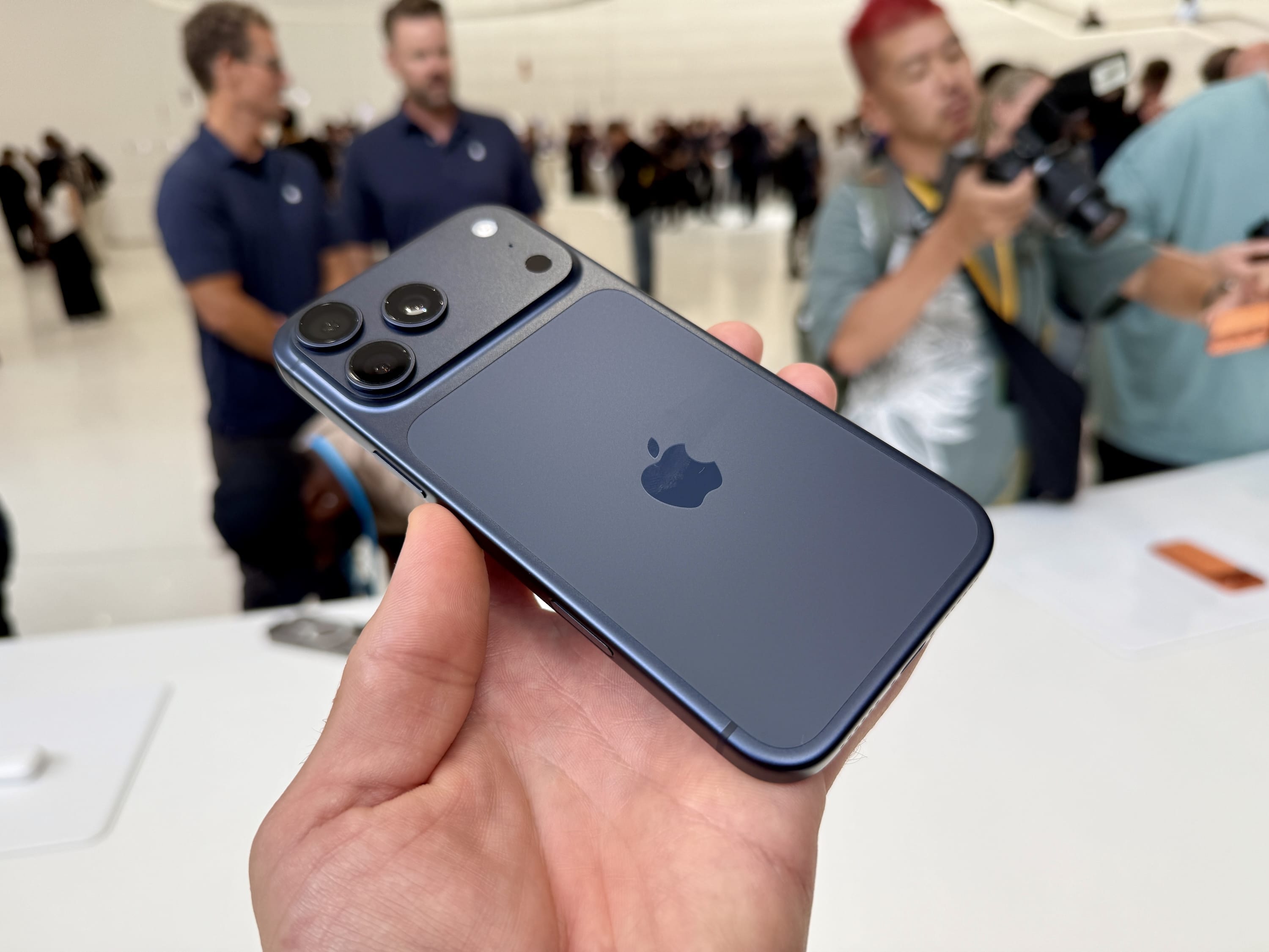 Zdjęcie okładkowe wpisu iOS 26 domyślnie włącza tryb Adaptive Power w iPhone’ach 17