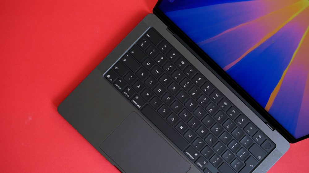 Zdjęcie okładkowe do wpis Redesign i OLED tylko dla droższych MacBooków Pro? Gurman ujawnia plany Apple