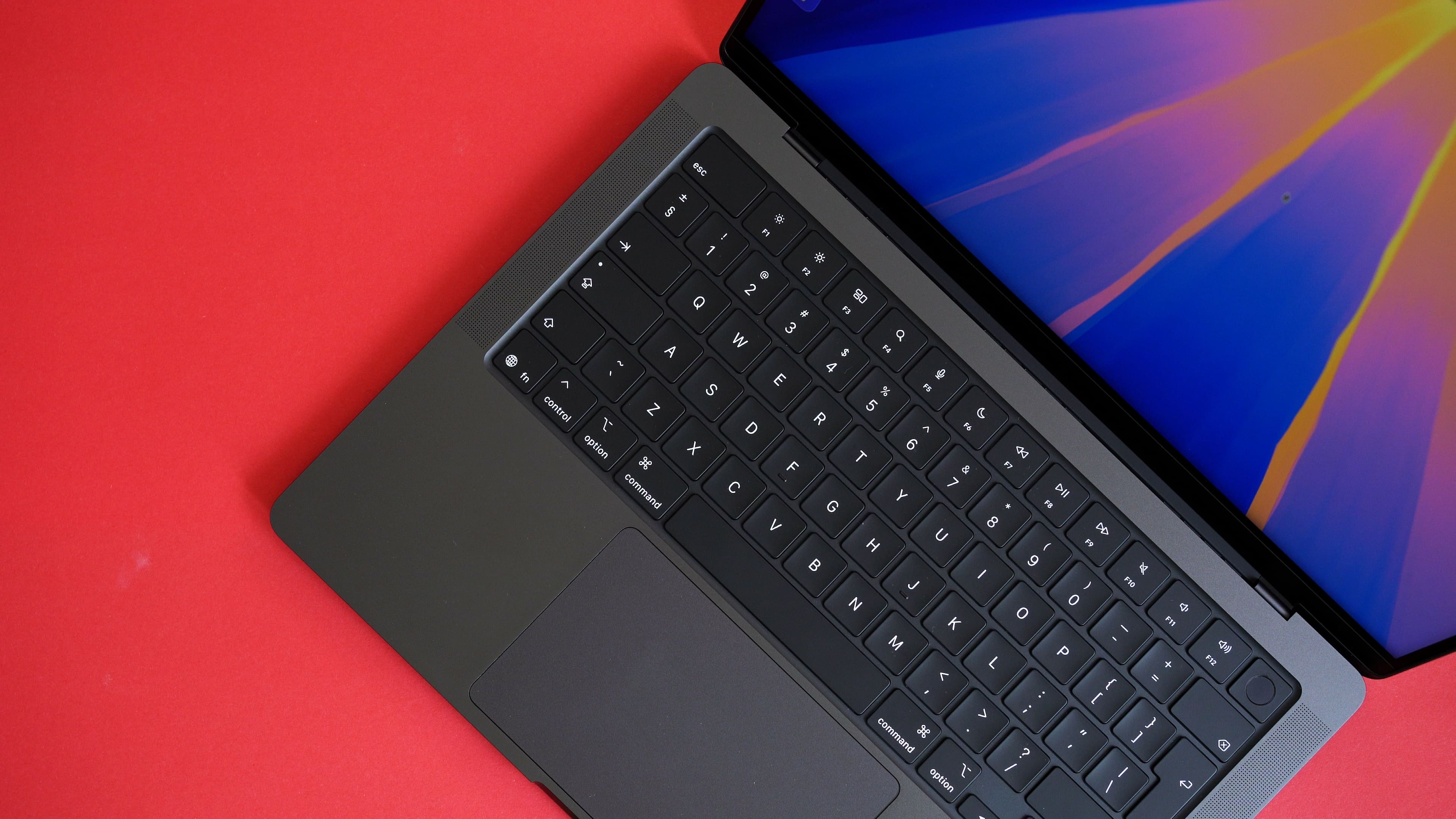 Zdjęcie okładkowe wpisu MacBook Pro 14” M5 10/10-core z 16 GB RAM i 1 TB (late 2025) – unboxing, recenzja, benchmarki w Final Cut Pro, Lightroom, MacWhisper i innych