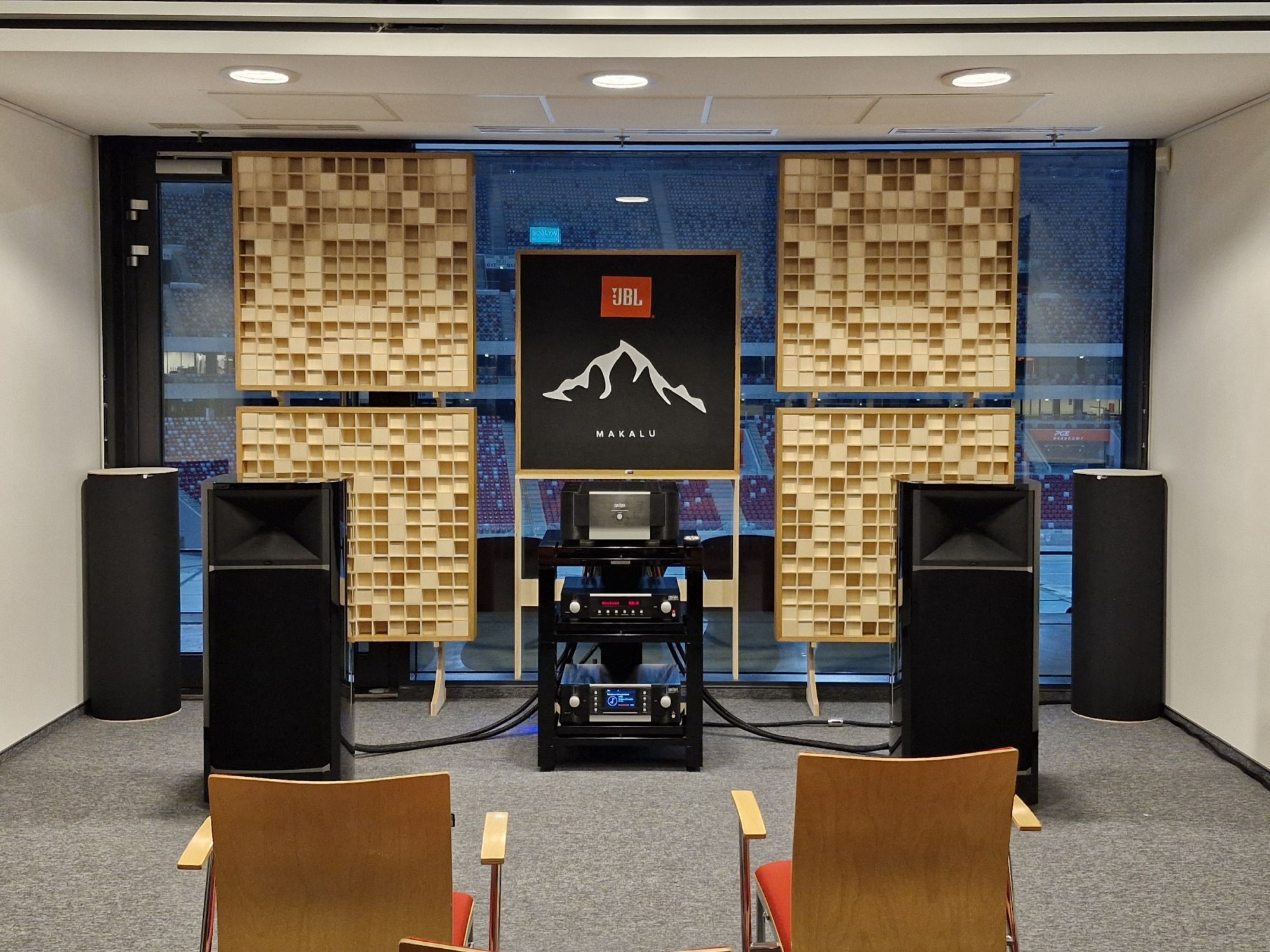 Światowa premiera kolumn Makalu i nowe Partyboxy. Co JBL pokazał na Audio Video Show 2025? [galeria]