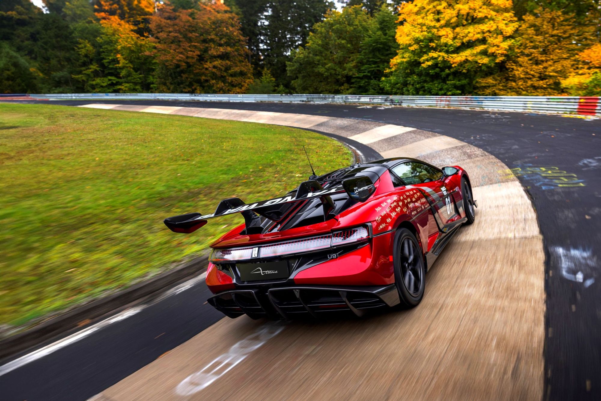 Zdjęcie okładkowe wpisu YANGWANG U9 Xtreme z nowym rekordem Nordschleife. Elektryczny hipersamochód złamał barierę 7 minut