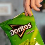 Zdjęcie okładkowe wpisu: Sztuczna inteligencja pomyliła paczkę chipsów z bronią. 8 radiowozów policji przyjechało rozbroić nastolatka