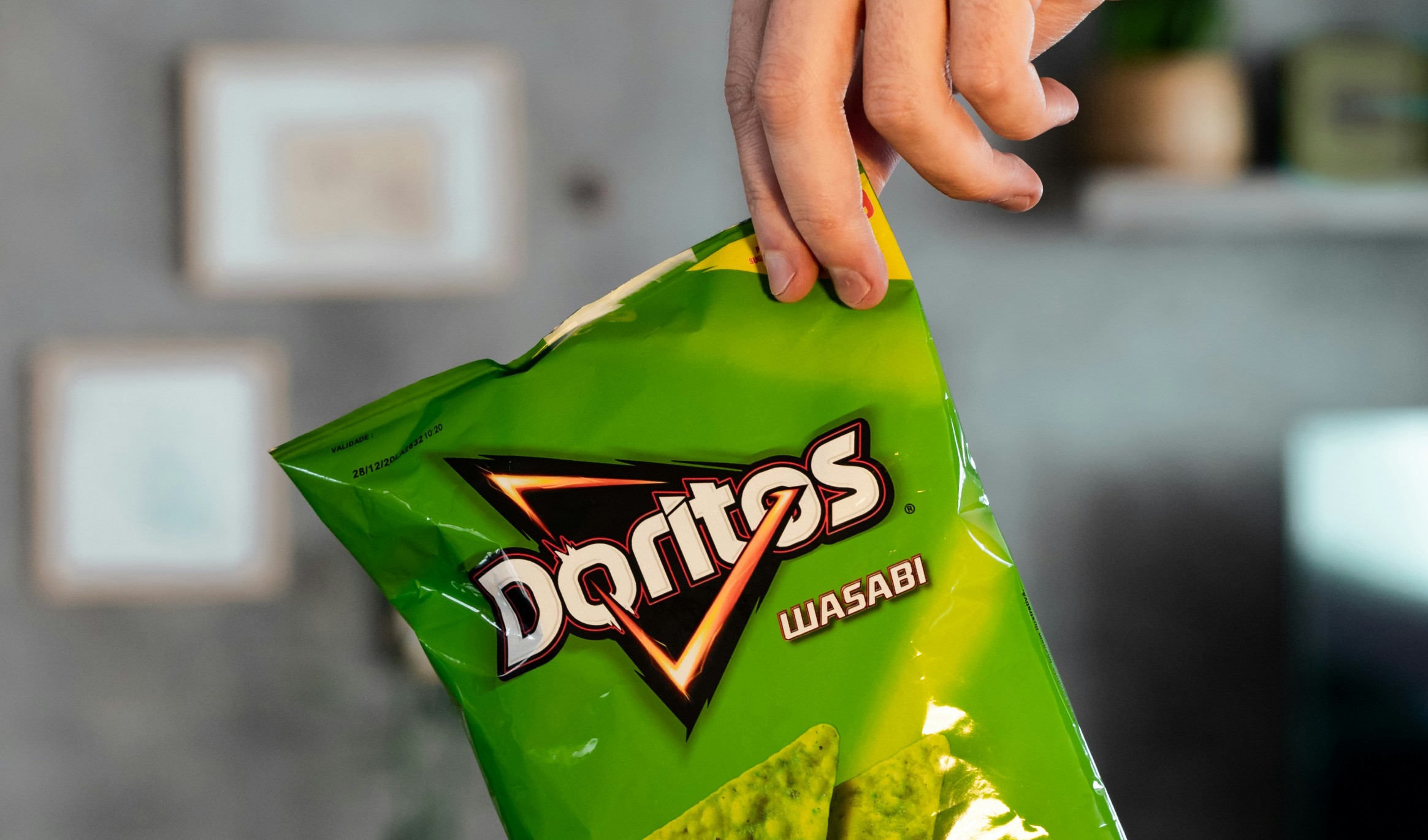 Sztuczna inteligencja pomyliła paczkę chipsów z bronią. 8 radiowozów policji przyjechało rozbroić nastolatka