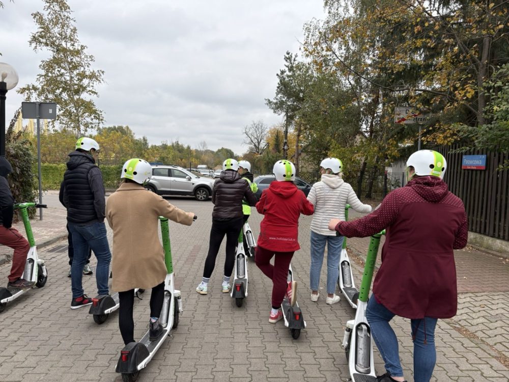 Zdjęcie okładkowe do wpis Lime szkoli nauczycieli z bezpiecznej jazdy na hulajnodze. To część większego projektu edukacyjnego