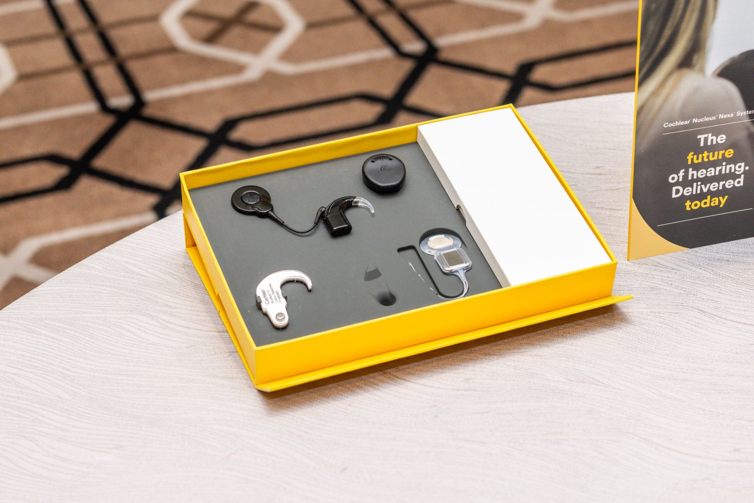 Zdjęcie okładkowe wpisu AI wchodzi pod skórę. Cochlear prezentuje implant słuchowy, który zaktualizujesz jak smartfona