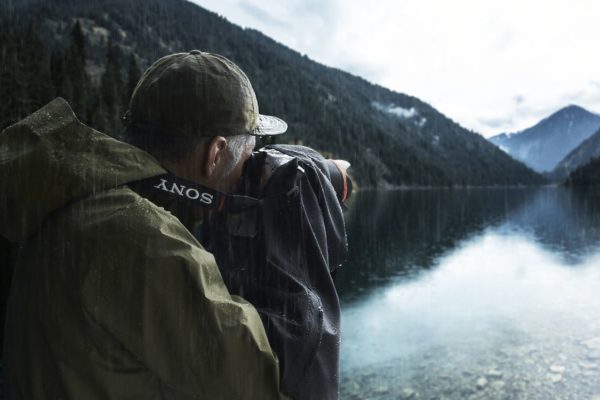 Zdjęcie okładkowe do wpis Sony prezentuje nowe akcesoria dla systemu Alpha. Ochrona przed deszczem i bezpieczny transport teleobiektywów