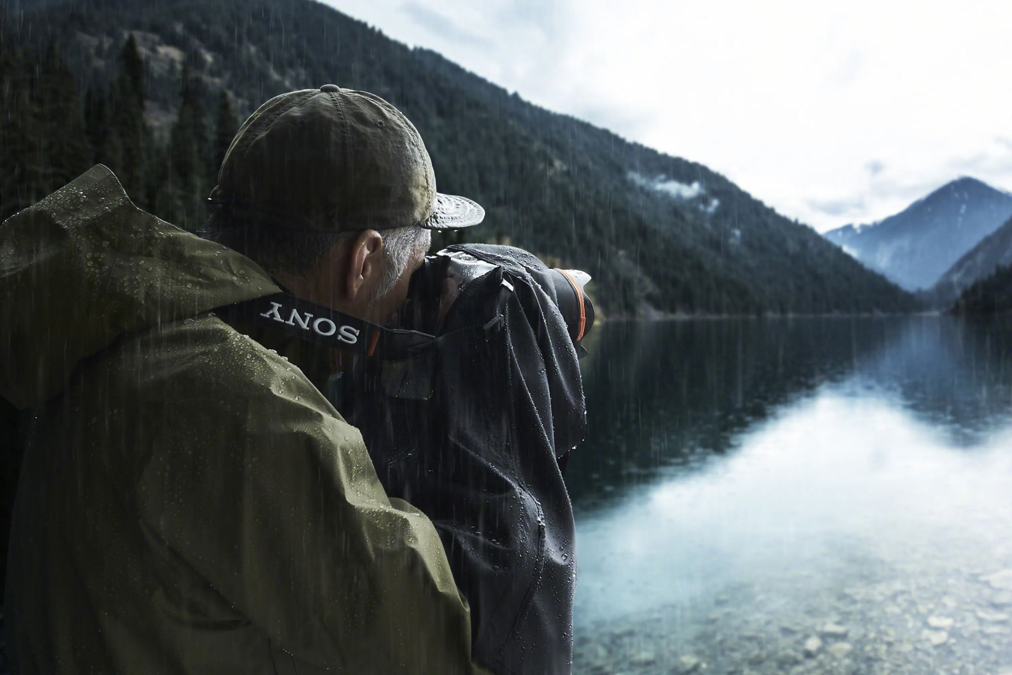 Sony prezentuje nowe akcesoria dla systemu Alpha. Ochrona przed deszczem i bezpieczny transport teleobiektywów