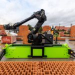 Zdjęcie okładkowe wpisu: Robot murarski na polskiej budowie. W Koronowie zamiast kielni wystarczy tablet