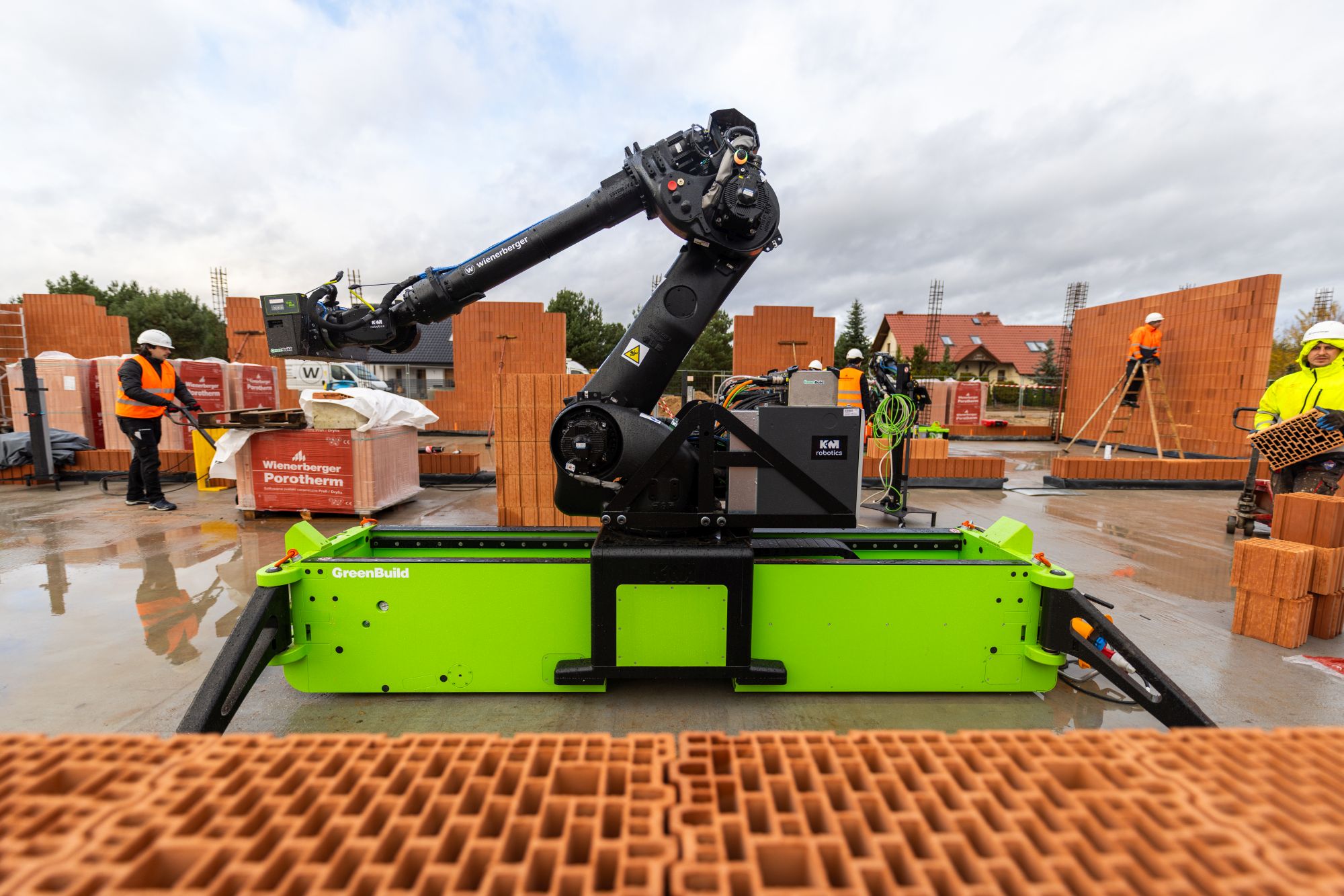 Robot murarski na polskiej budowie. W Koronowie zamiast kielni wystarczy tablet