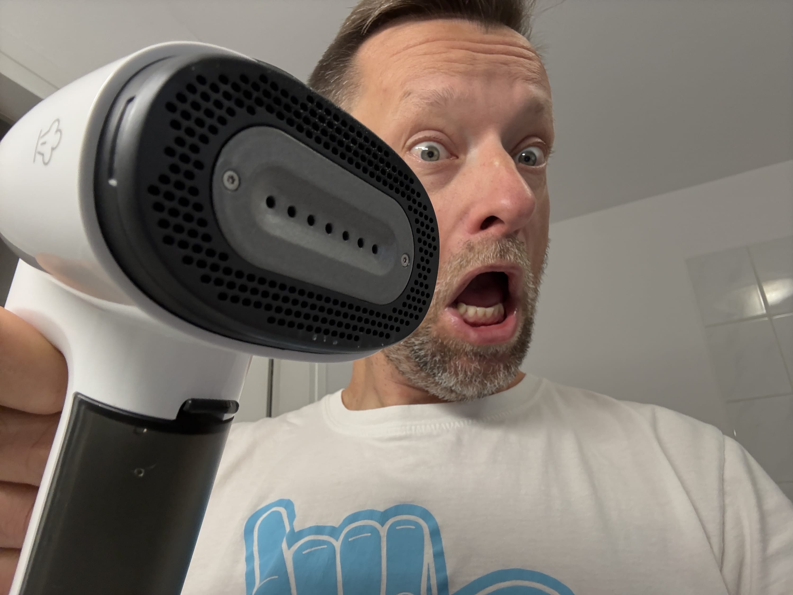 Neakasa Magic 1 Vacuum Steamer for Clothes – Para, która zasysa zmarszczki!